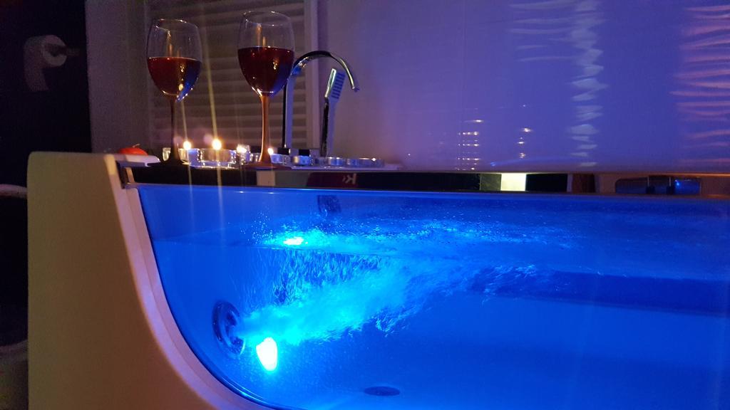 Studio-apartment Val: Luxury Retreat With Private Jacuzzi * Slavonski Brod